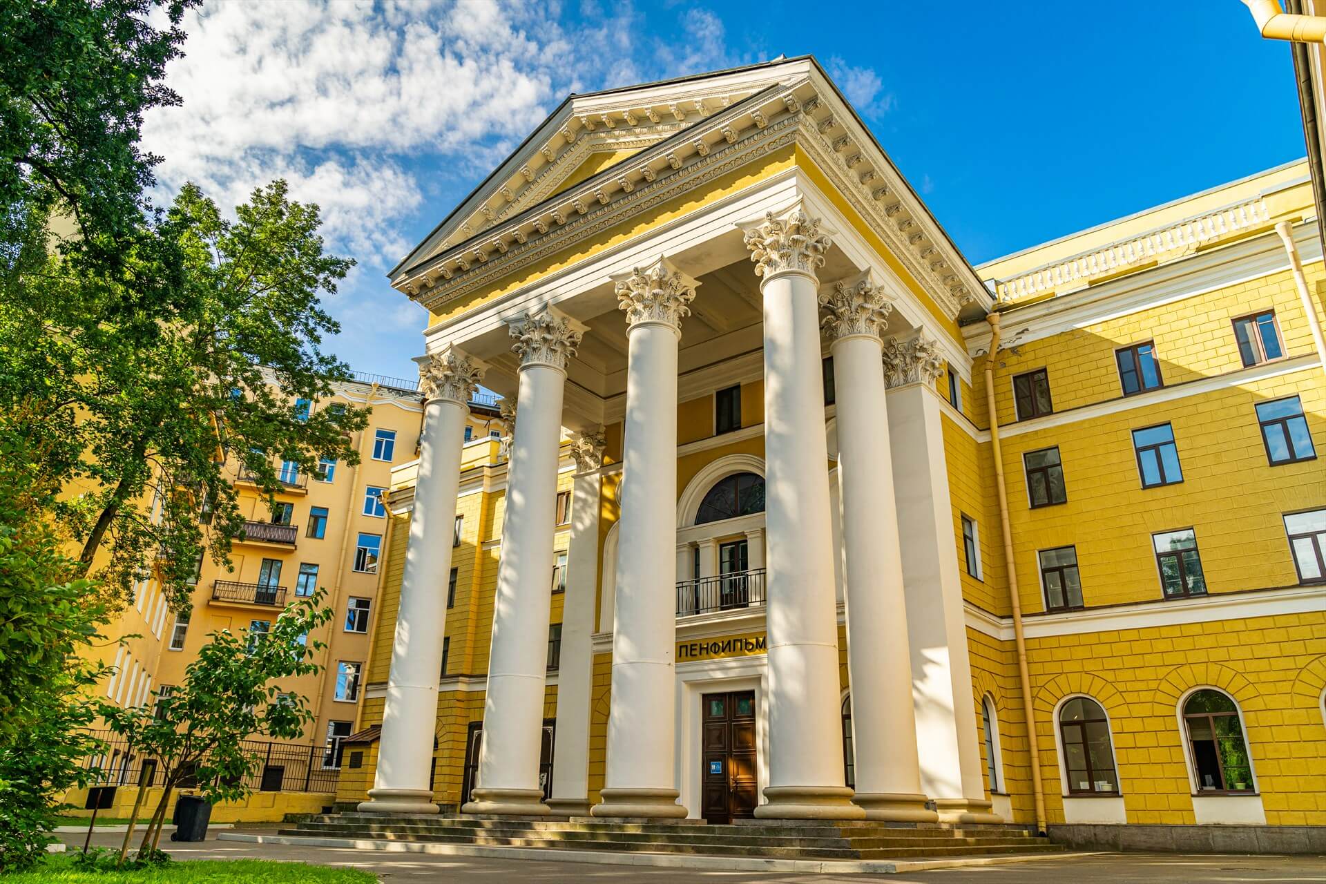 Посещение Ленфильма, экскурсия по иммерсивному музею «Пропавшие в кинохронике» (для школьных групп)
