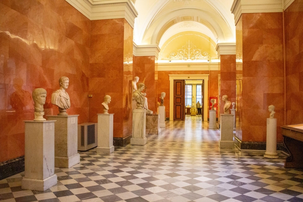 Обзорная экскурсия «Петербурга зимние страницы» и Эрмитаж